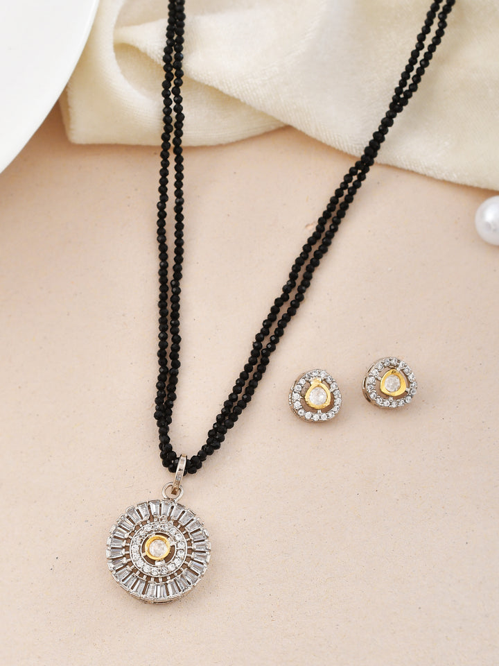 A majestic Polki jewelry set adorned with radiant stones