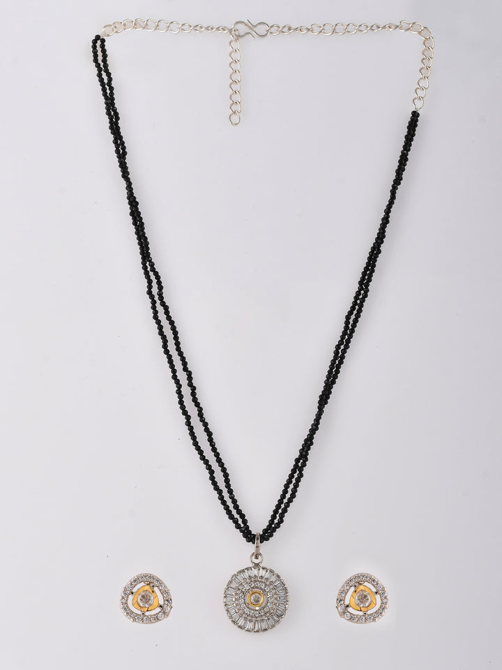 A majestic Polki jewelry set adorned with radiant stones